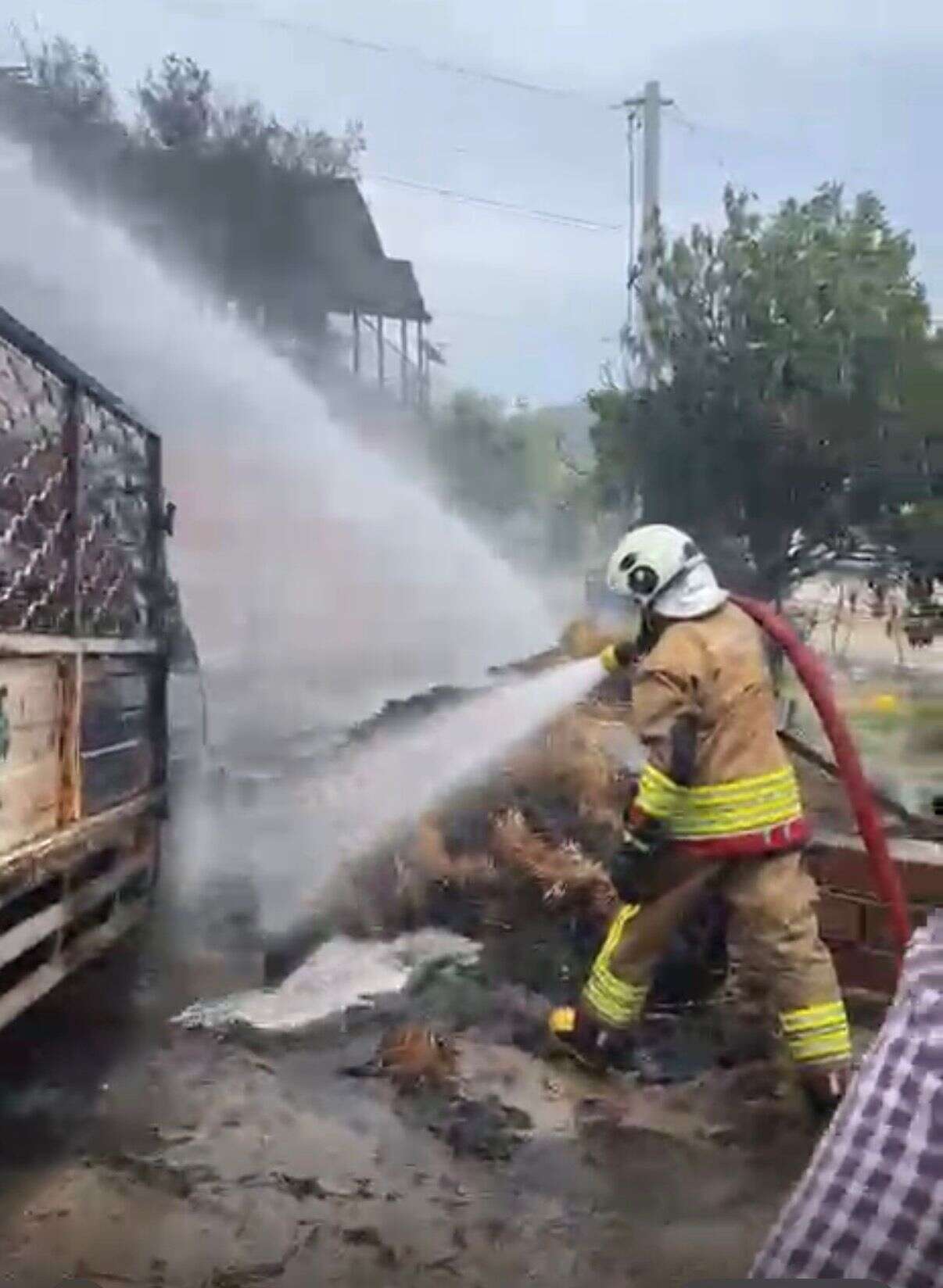 Muğla’da Samanlık Yangını Paniği: Çiftçinin Kamyoneti Küle Döndü 4